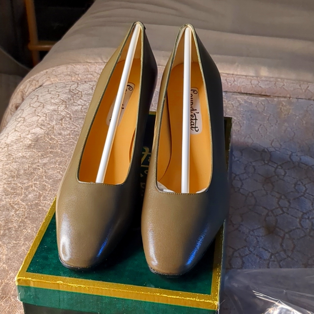 Sz 8 Olive Pumps